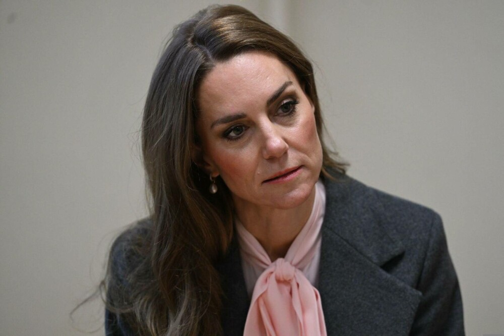 Prinţesa şi Prinţul de Wales au vizitat o şcoală din Southport. Ţinuta elegantă purtată de Kate Middleton. GALERIE FOTO - Imaginea 1