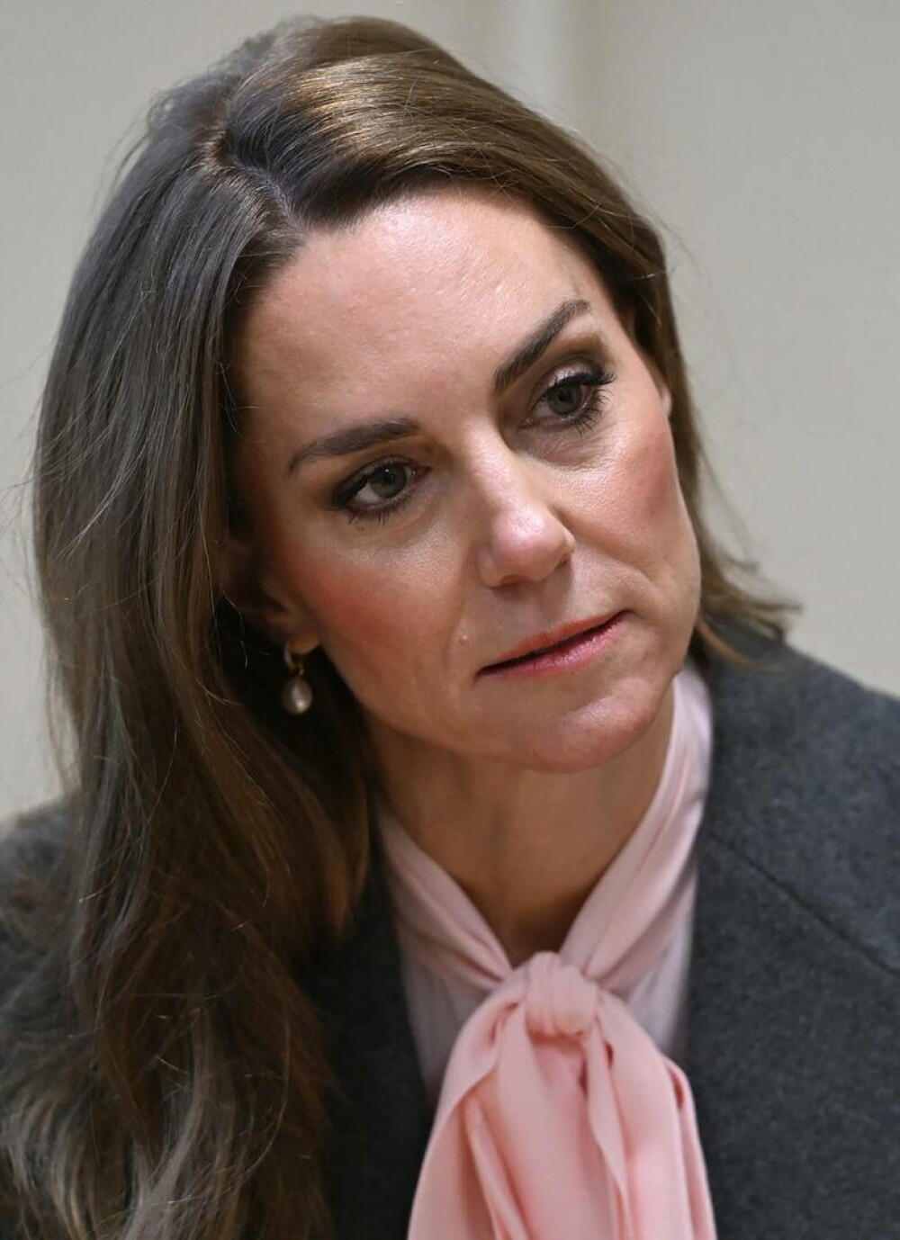 Prinţesa şi Prinţul de Wales au vizitat o şcoală din Southport. Ţinuta elegantă purtată de Kate Middleton. GALERIE FOTO - Imaginea 9