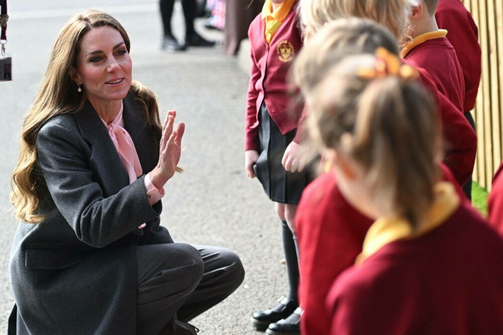 Prinţesa şi Prinţul de Wales au vizitat o şcoală din Southport. Ţinuta elegantă purtată de Kate Middleton. GALERIE FOTO - Imaginea 10
