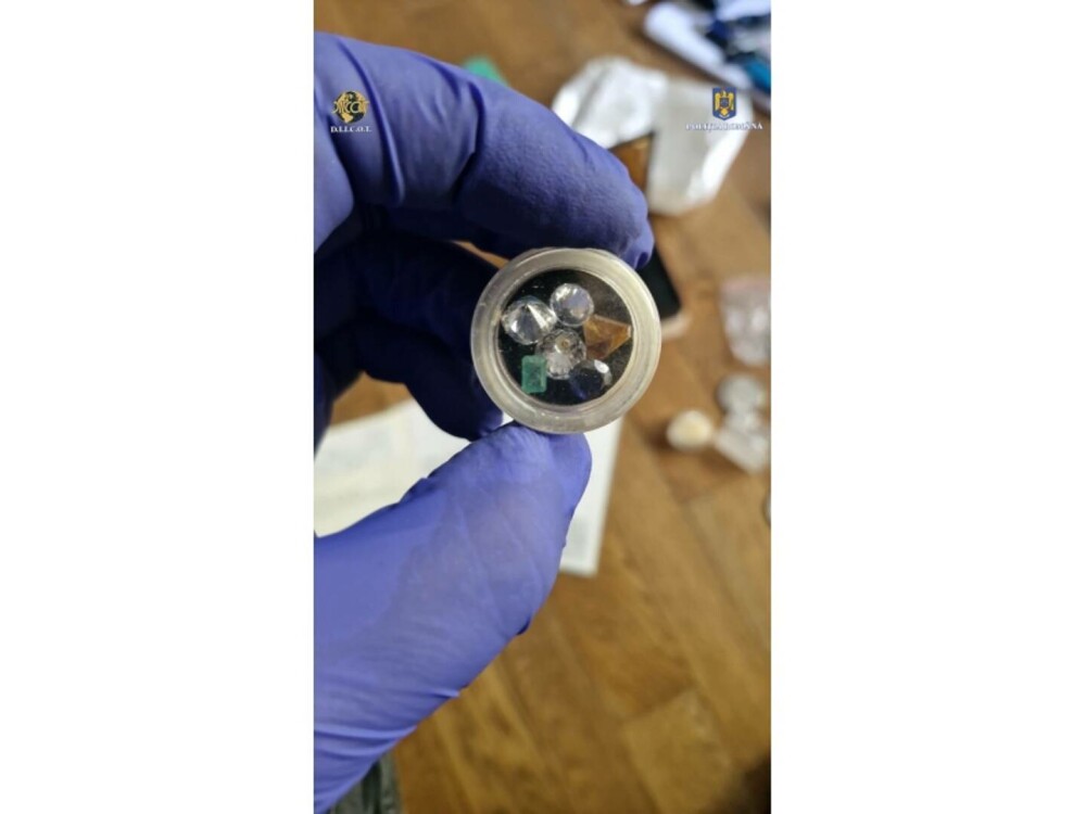 Un albanez a fost încătușat în parcarea Aeroportului Iași. Este unul dintre cei mai temuți traficanți de droguri - Imaginea 8