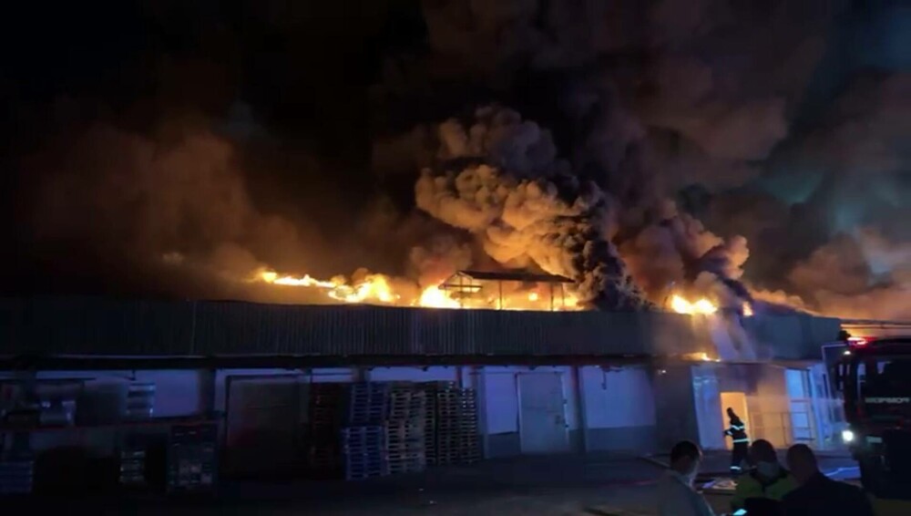 Incendiu uriaș la un depozit din București, în Pantelimon. Poluare de 7 ori peste limita admisă. VIDEO - Imaginea 3