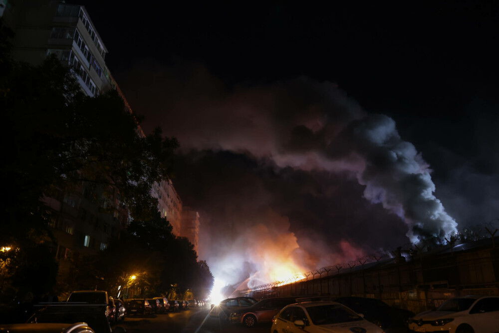 Incendiul puternic de la depozitul din Sectorul 2, stins după două zile de pompieri. Flăcările au mistuit 7.000 de mp - Imaginea 3
