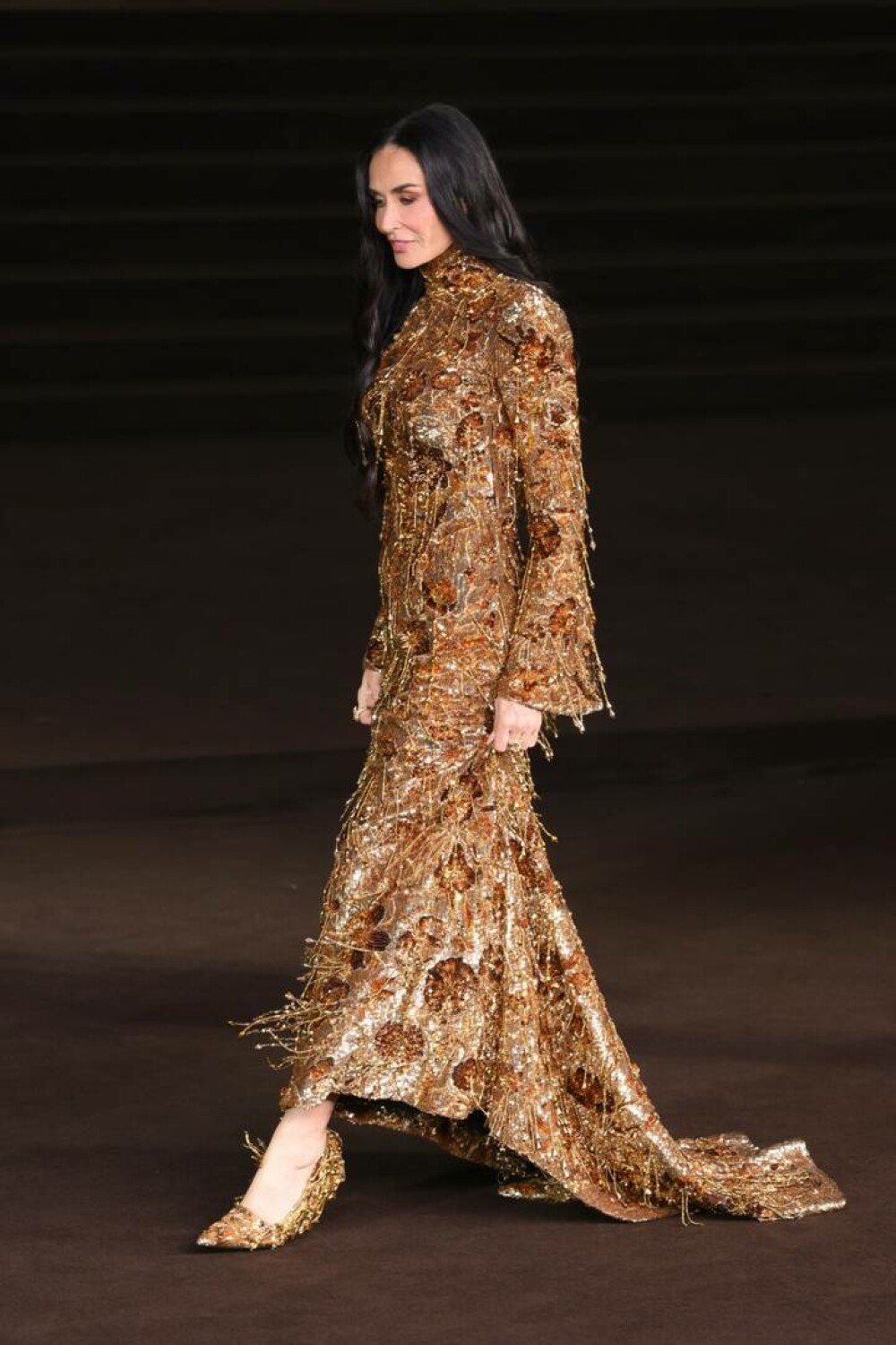 Demi Moore, apariție de senzație la Milano Fashion Week. Ținuta spectaculoasă care a cucerit publicul. GALERIE FOTO - Imaginea 6