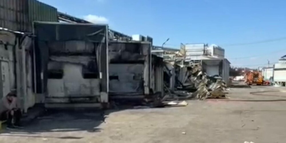 Incendiul puternic de la depozitul din Sectorul 2, stins după două zile de pompieri. Flăcările au mistuit 7.000 de mp - Imaginea 2