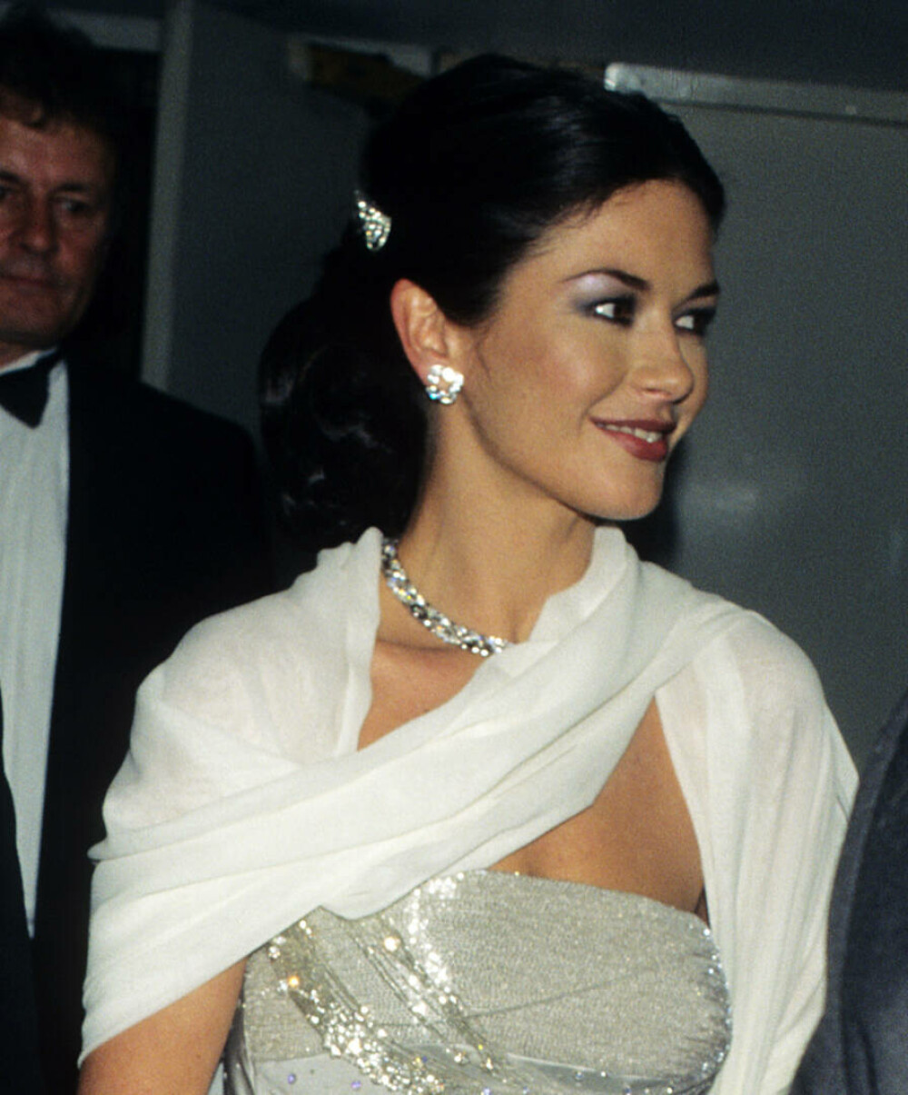 Catherine Zeta-Jones împlineşte 56 de ani. Cum arăta frumoasa actriță la începutul carierei. GALERIE FOTO - Imaginea 15