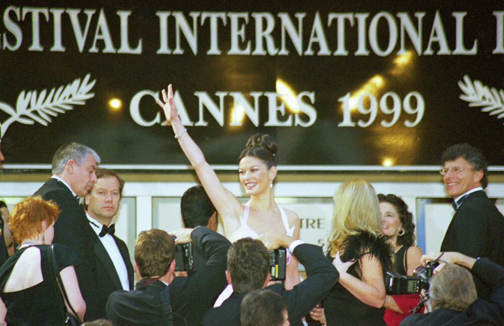 Catherine Zeta-Jones împlineşte 56 de ani. Cum arăta frumoasa actriță la începutul carierei. GALERIE FOTO - Imaginea 26