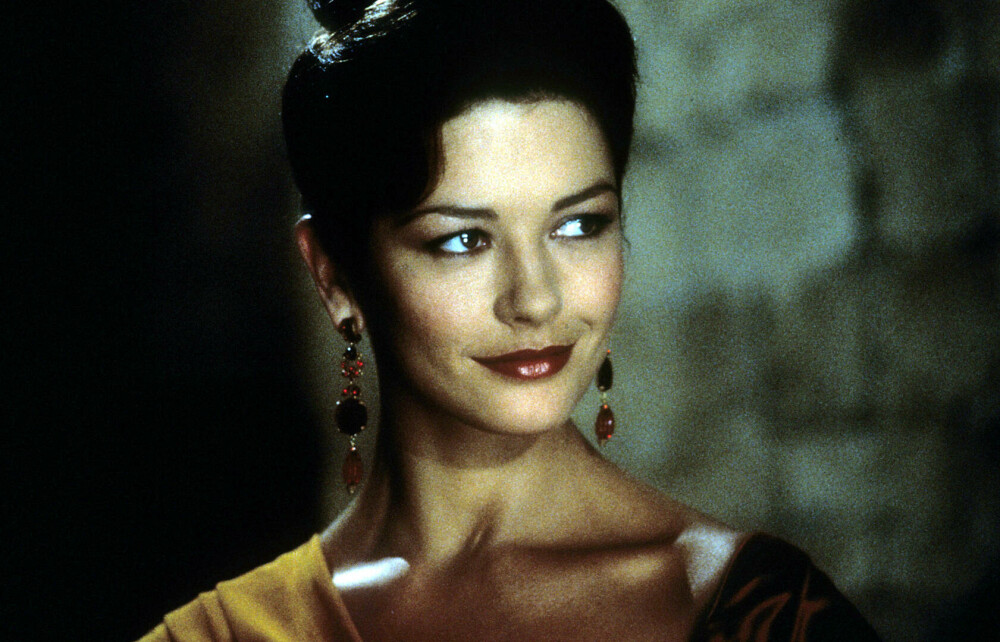 Catherine Zeta-Jones împlineşte 56 de ani. Cum arăta frumoasa actriță la începutul carierei. GALERIE FOTO - Imaginea 38