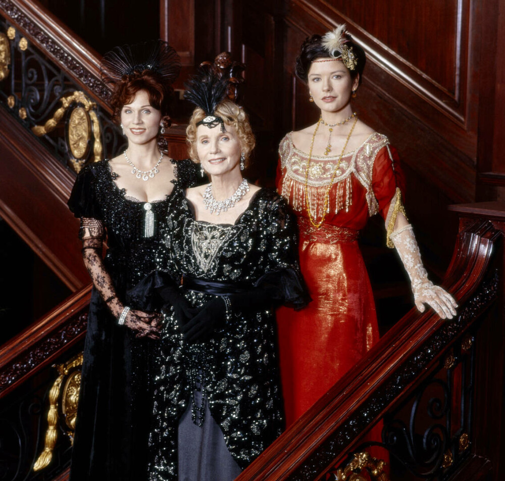 Catherine Zeta-Jones împlineşte 56 de ani. Cum arăta frumoasa actriță la începutul carierei. GALERIE FOTO - Imaginea 43