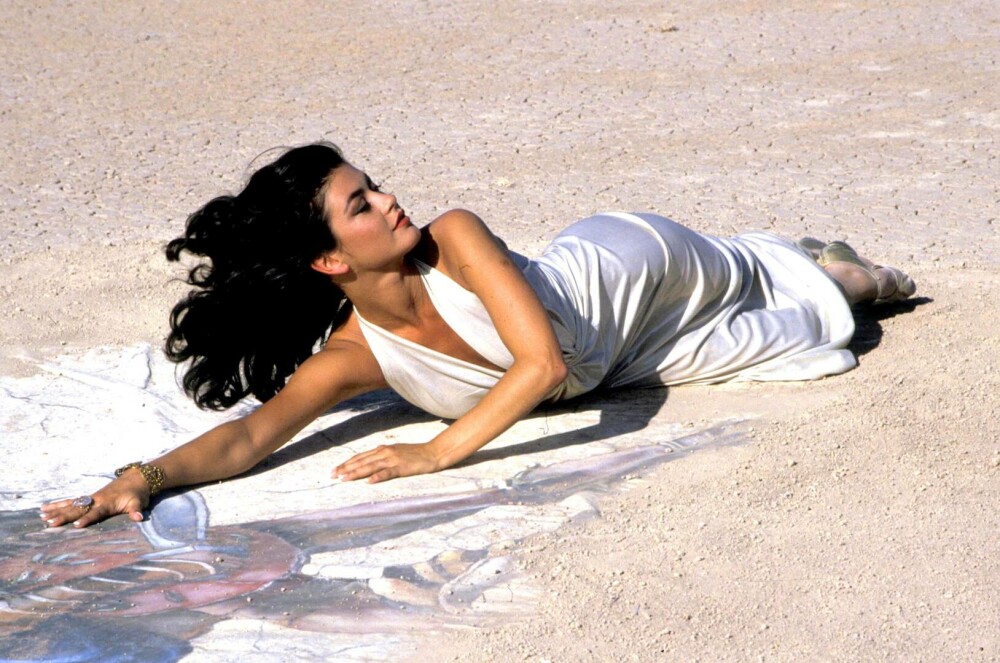 Catherine Zeta-Jones împlineşte 56 de ani. Cum arăta frumoasa actriță la începutul carierei. GALERIE FOTO - Imaginea 54