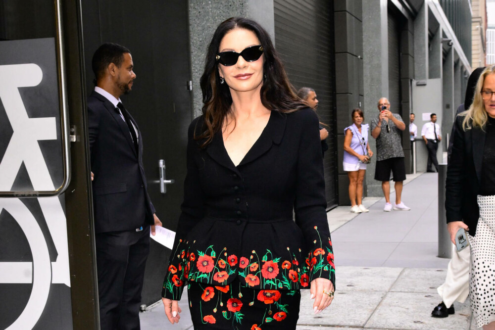 Catherine Zeta-Jones împlineşte 56 de ani. Cum arăta frumoasa actriță la începutul carierei. GALERIE FOTO - Imaginea 69