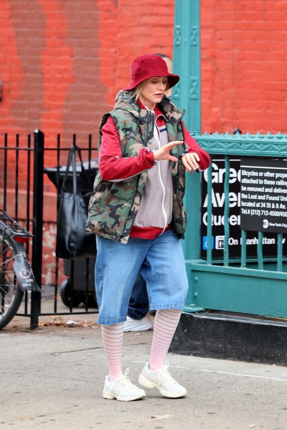 Cameron Diaz, de nerecunoscut. Cum au surprins-o paparazzii pe străzile din New York. GALERIE FOTO - Imaginea 2