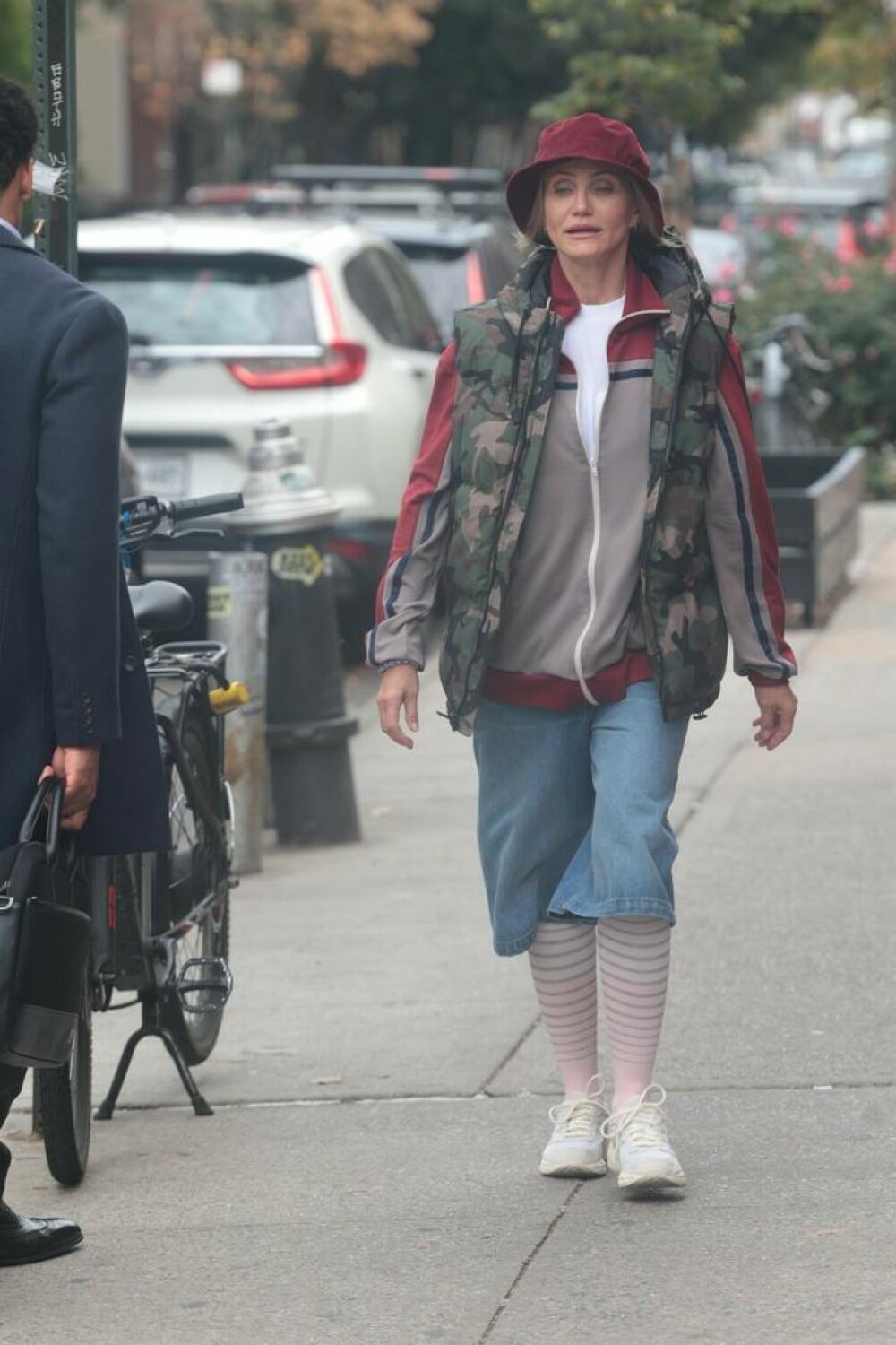Cameron Diaz, de nerecunoscut. Cum au surprins-o paparazzii pe străzile din New York. GALERIE FOTO - Imaginea 4