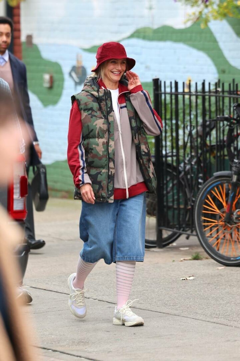 Cameron Diaz, de nerecunoscut. Cum au surprins-o paparazzii pe străzile din New York. GALERIE FOTO - Imaginea 7