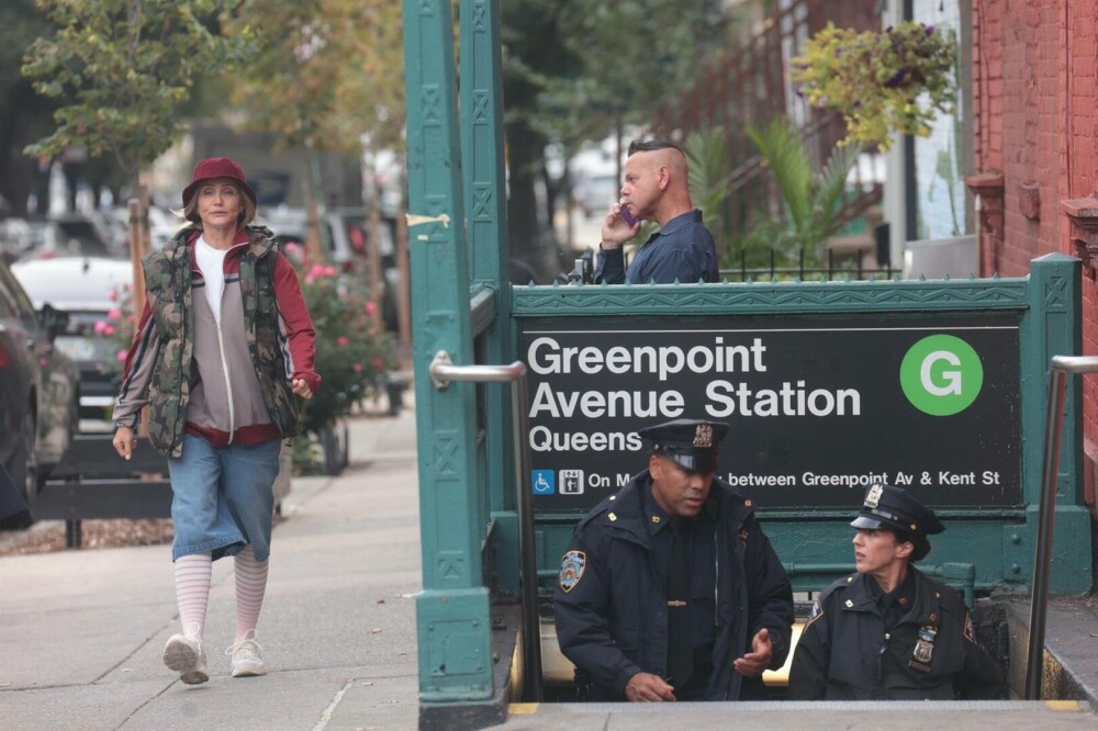 Cameron Diaz, de nerecunoscut. Cum au surprins-o paparazzii pe străzile din New York. GALERIE FOTO - Imaginea 8