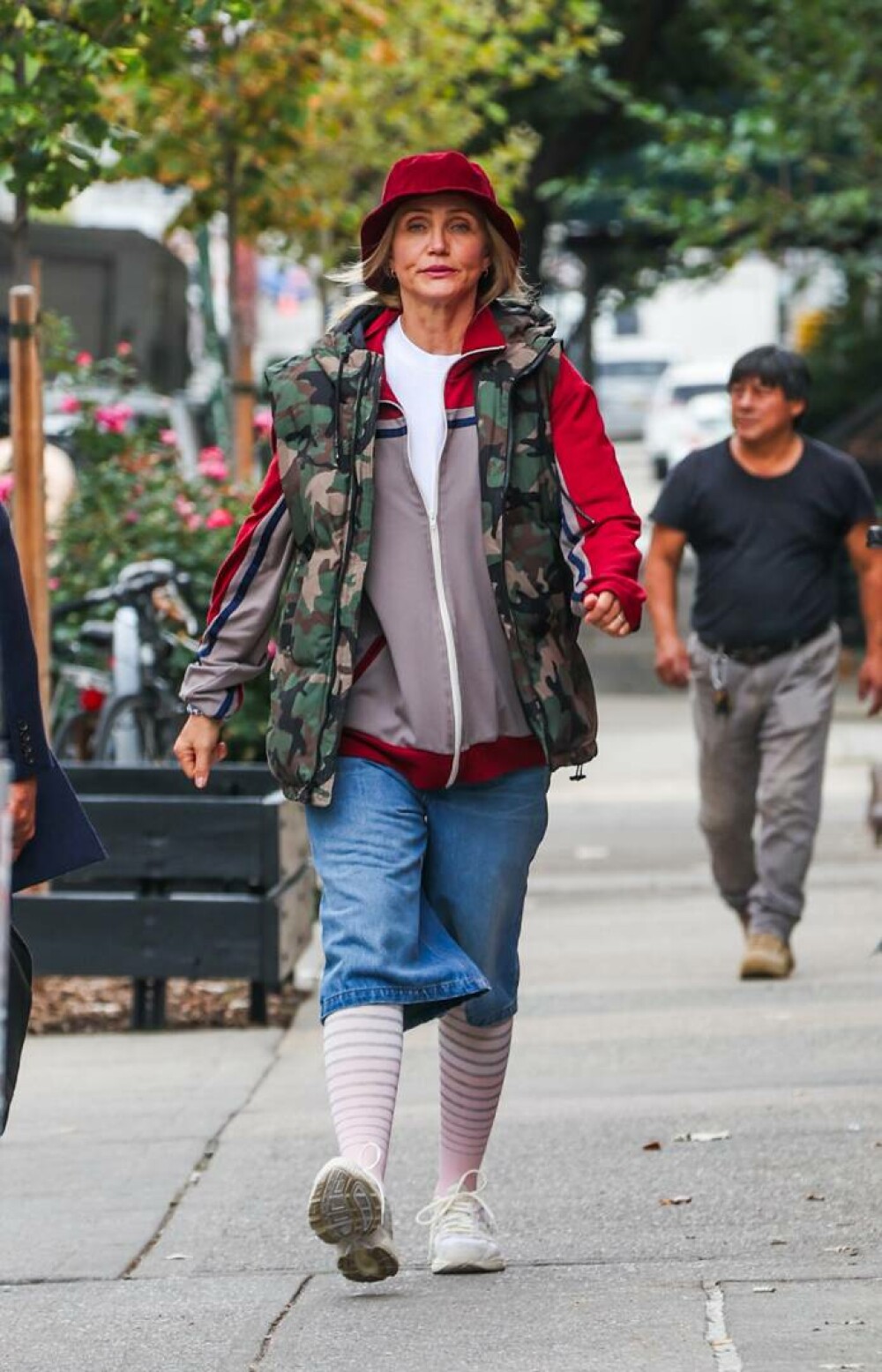 Cameron Diaz, de nerecunoscut. Cum au surprins-o paparazzii pe străzile din New York. GALERIE FOTO - Imaginea 17