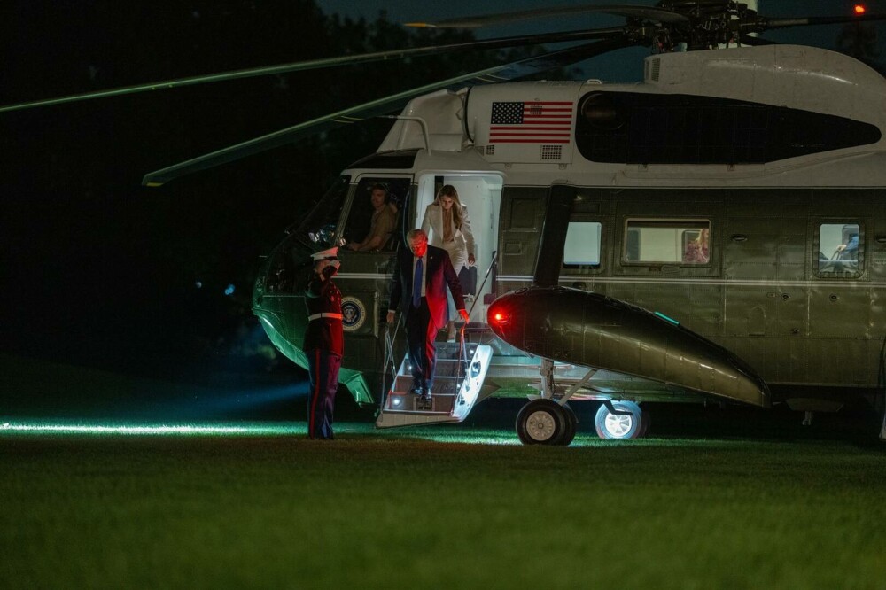 Donald și Melania Trump, surprinși în timpul unei conversații tensionate. Ce a dezvăluit un expert în citirea buzelor. VIDEO - Imaginea 7