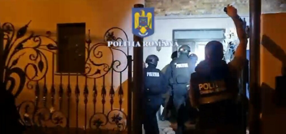 Percheziţii în Bihor. Șapte bărbați, suspectaţi că au spart cu sticle mai multe geamuri ale unui imobil din Arad. VIDEO - Imaginea 1