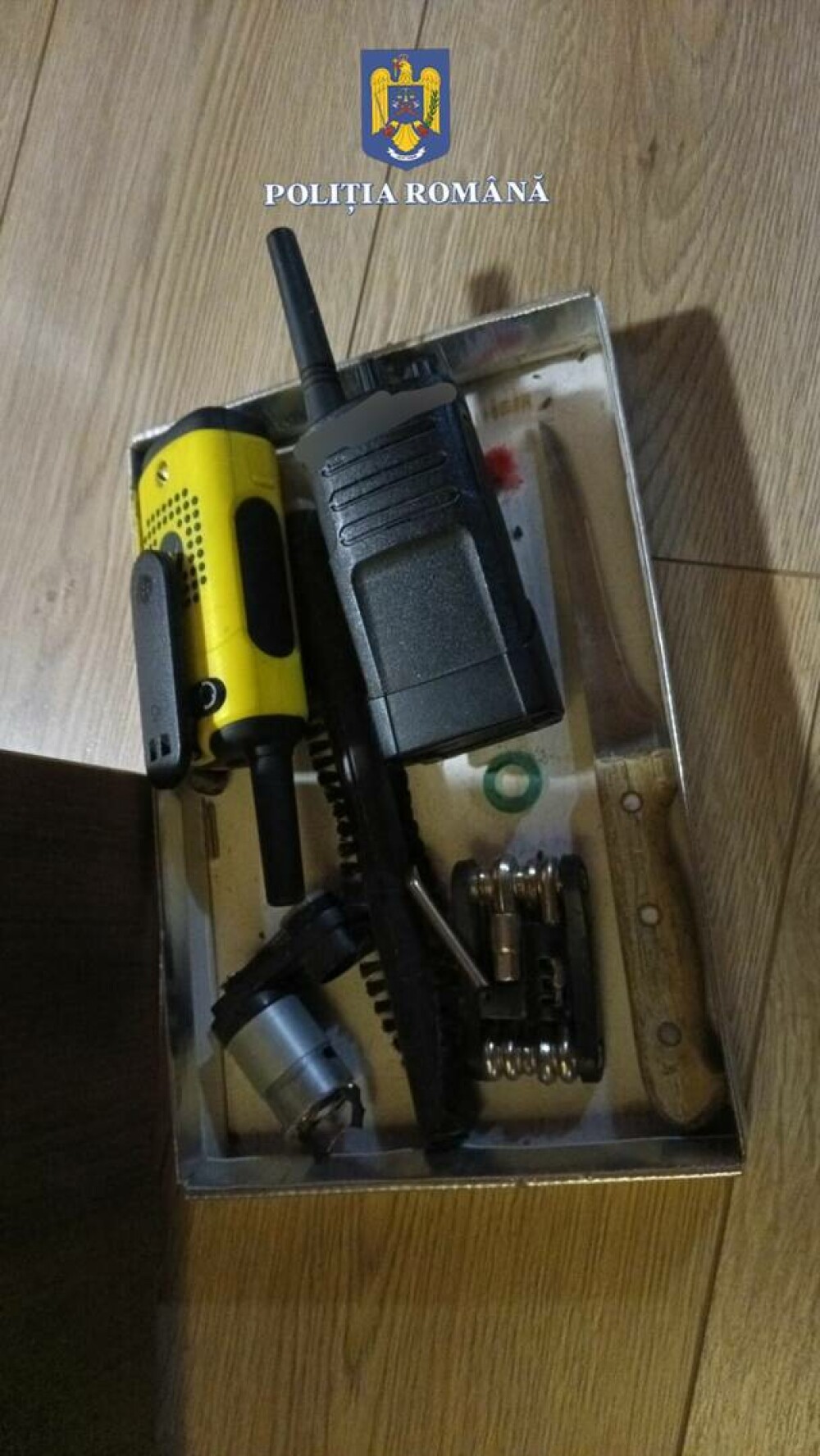 Percheziţii în Bihor. Șapte bărbați, suspectaţi că au spart cu sticle mai multe geamuri ale unui imobil din Arad. VIDEO - Imaginea 2