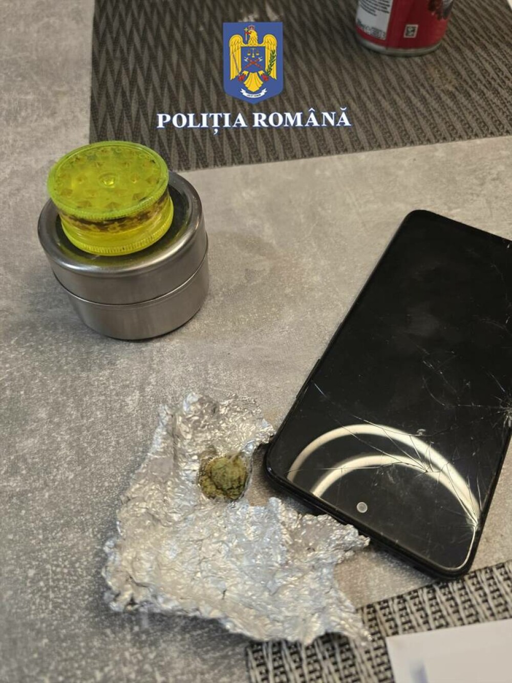 Percheziţii în Bihor. Șapte bărbați, suspectaţi că au spart cu sticle mai multe geamuri ale unui imobil din Arad. VIDEO - Imaginea 5