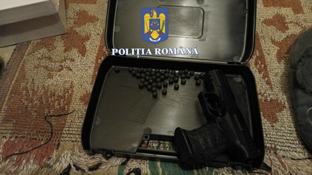 Percheziţii în Bihor. Șapte bărbați, suspectaţi că au spart cu sticle mai multe geamuri ale unui imobil din Arad. VIDEO - Imaginea 6