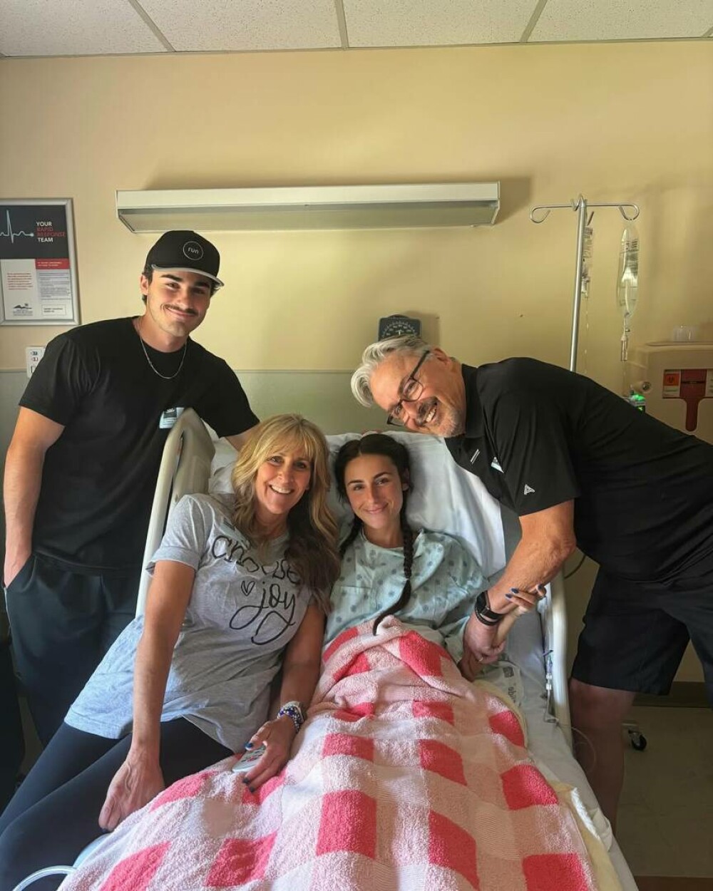 O tânără de 24 de ani a aflat că are cancer de colon în stadiul 3 după ce a ignorat un simptom banal - Imaginea 1