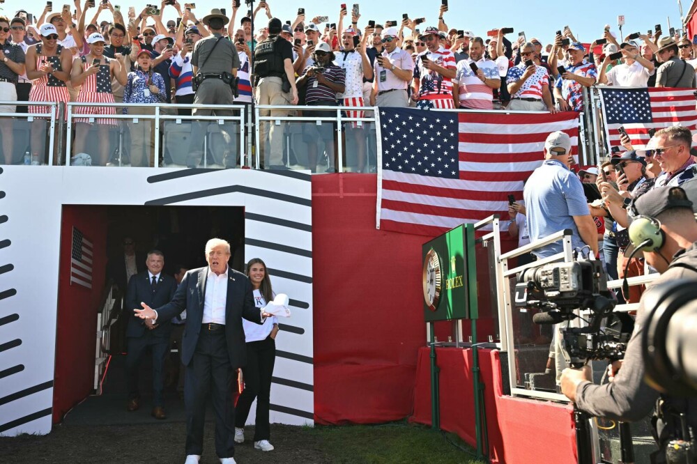Donald Trump, alături de nepoata sa Kai, la Ryder Cup 2025. Tânăra de 18 ani și-a lansat propria linie de haine. FOTO - Imaginea 14
