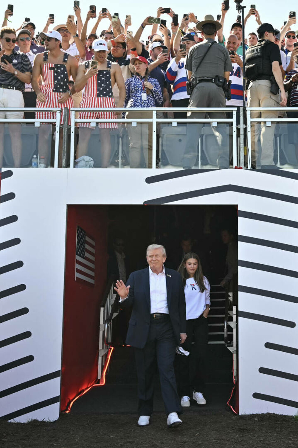 Donald Trump, alături de nepoata sa Kai, la Ryder Cup 2025. Tânăra de 18 ani și-a lansat propria linie de haine. FOTO - Imaginea 15