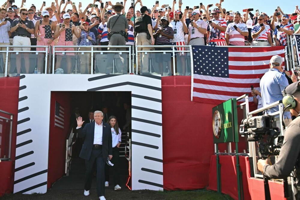 Donald Trump, alături de nepoata sa Kai, la Ryder Cup 2025. Tânăra de 18 ani și-a lansat propria linie de haine. FOTO - Imaginea 16