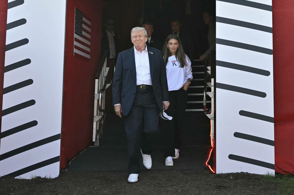 Donald Trump, alături de nepoata sa Kai, la Ryder Cup 2025. Tânăra de 18 ani și-a lansat propria linie de haine. FOTO - Imaginea 17