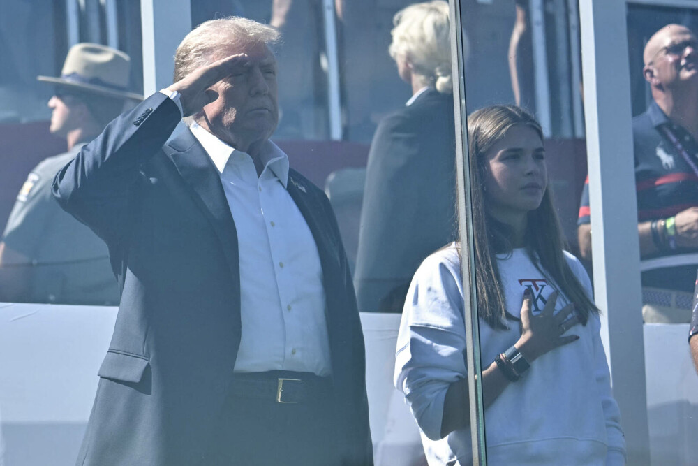 Donald Trump, alături de nepoata sa Kai, la Ryder Cup 2025. Tânăra de 18 ani și-a lansat propria linie de haine. FOTO - Imaginea 20