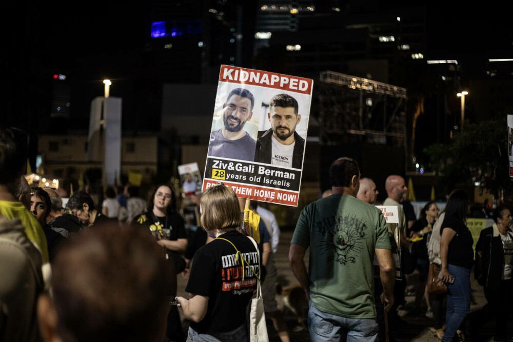 „Aduceţi-i acasă acum”. Mii de israelieni au protestat la Tel Aviv pentru un acord de eliberare a ostaticilor din Gaza. FOTO - Imaginea 1