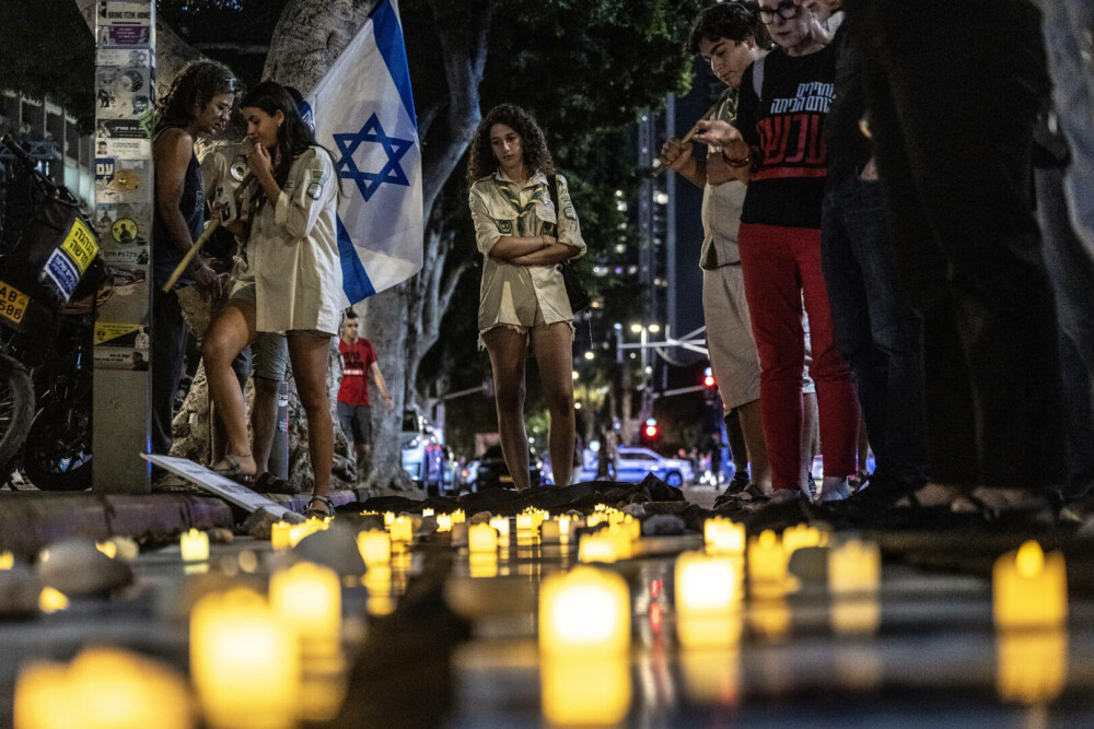 „Aduceţi-i acasă acum”. Mii de israelieni au protestat la Tel Aviv pentru un acord de eliberare a ostaticilor din Gaza. FOTO - Imaginea 2