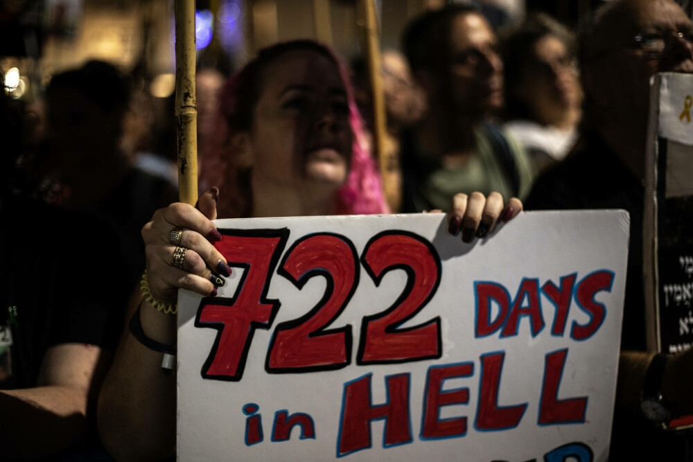„Aduceţi-i acasă acum”. Mii de israelieni au protestat la Tel Aviv pentru un acord de eliberare a ostaticilor din Gaza. FOTO - Imaginea 4