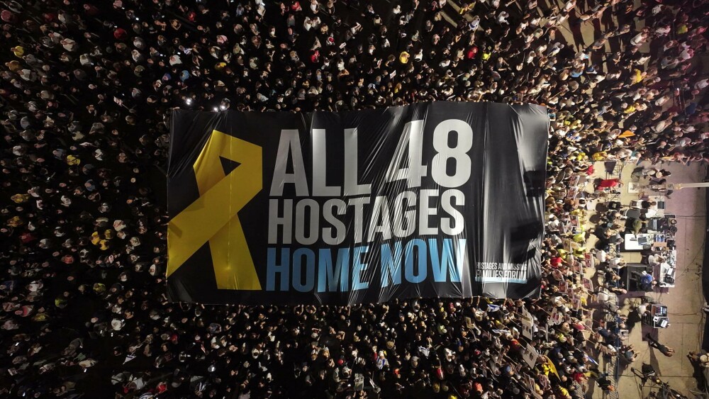 „Aduceţi-i acasă acum”. Mii de israelieni au protestat la Tel Aviv pentru un acord de eliberare a ostaticilor din Gaza. FOTO - Imaginea 6