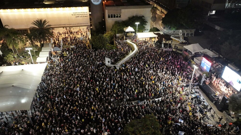 „Aduceţi-i acasă acum”. Mii de israelieni au protestat la Tel Aviv pentru un acord de eliberare a ostaticilor din Gaza. FOTO - Imaginea 7
