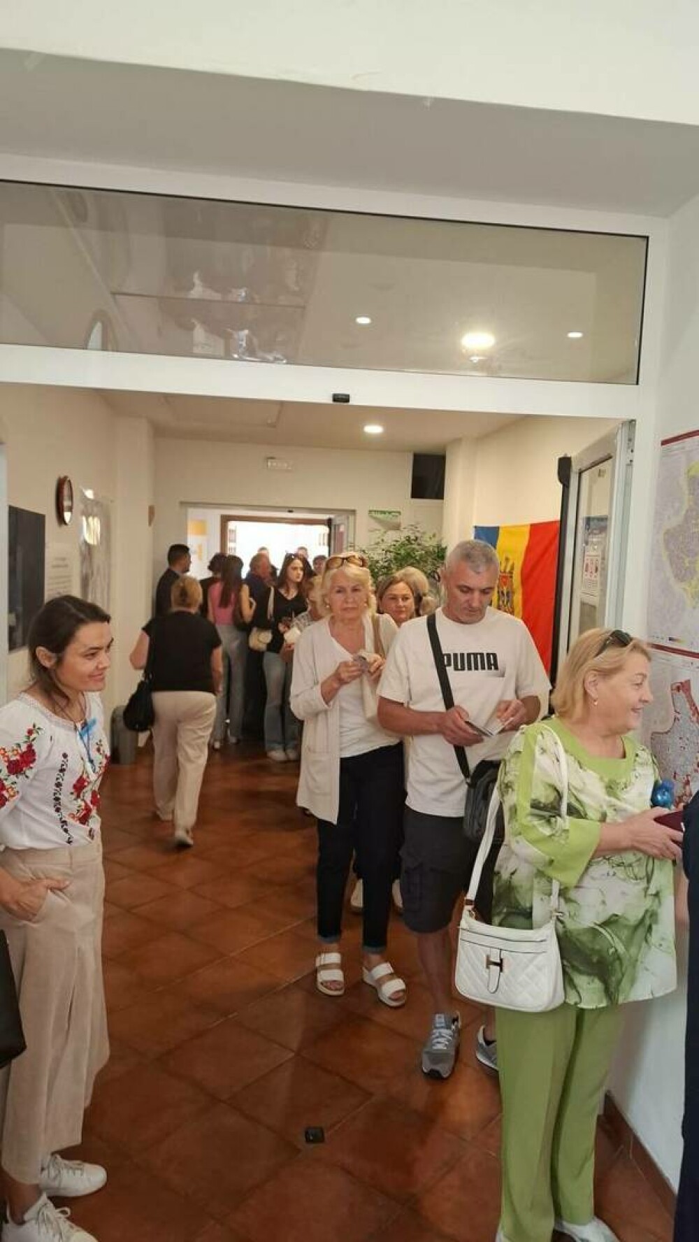 Prezență masivă la vot a diasporei din Moldova. S-au format cozi în capitalele europene | FOTO - Imaginea 2