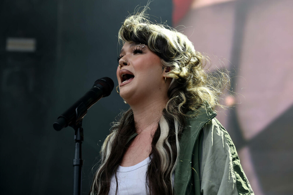 Lola Young a leșinat pe scenă la un concert din New York. Care este starea cântăreței. VIDEO - Imaginea 2