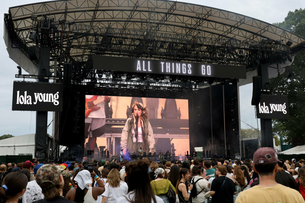 Lola Young a leșinat pe scenă la un concert din New York. Care este starea cântăreței. VIDEO - Imaginea 5
