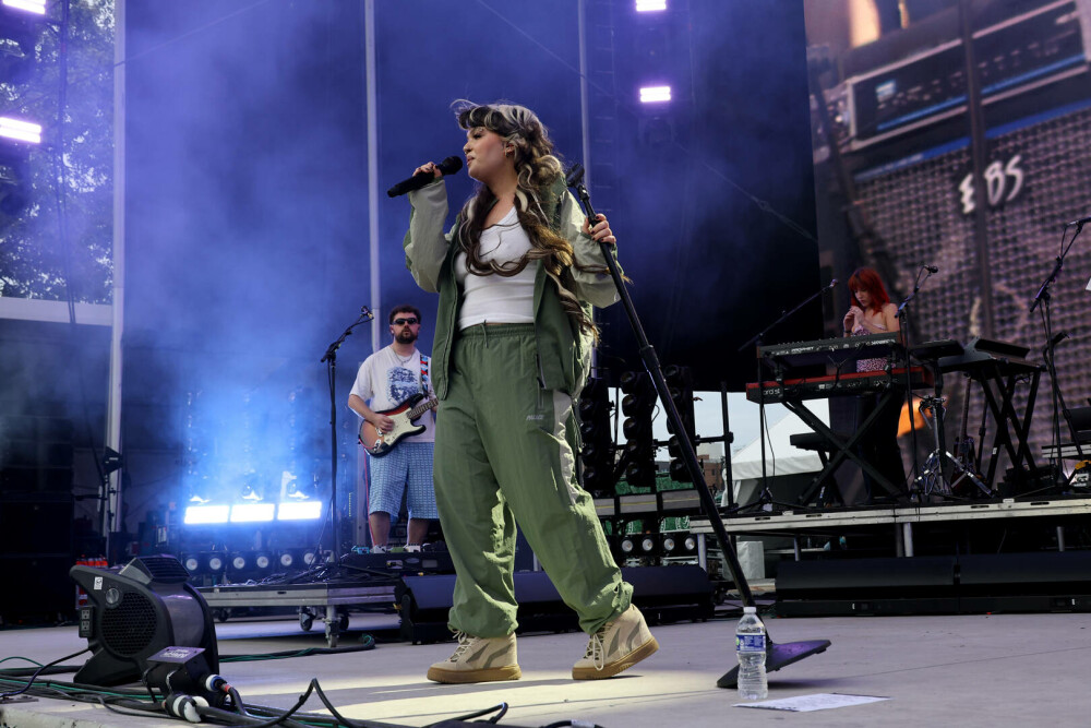 Lola Young a leșinat pe scenă la un concert din New York. Care este starea cântăreței. VIDEO - Imaginea 8