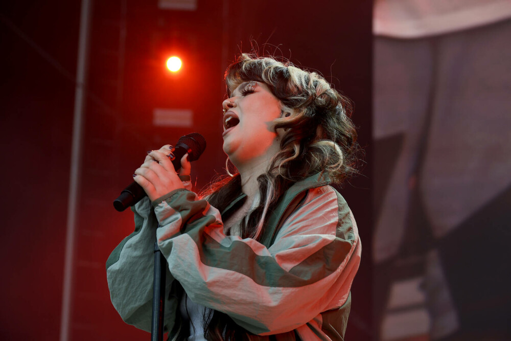 Lola Young a leșinat pe scenă la un concert din New York. Care este starea cântăreței. VIDEO - Imaginea 9