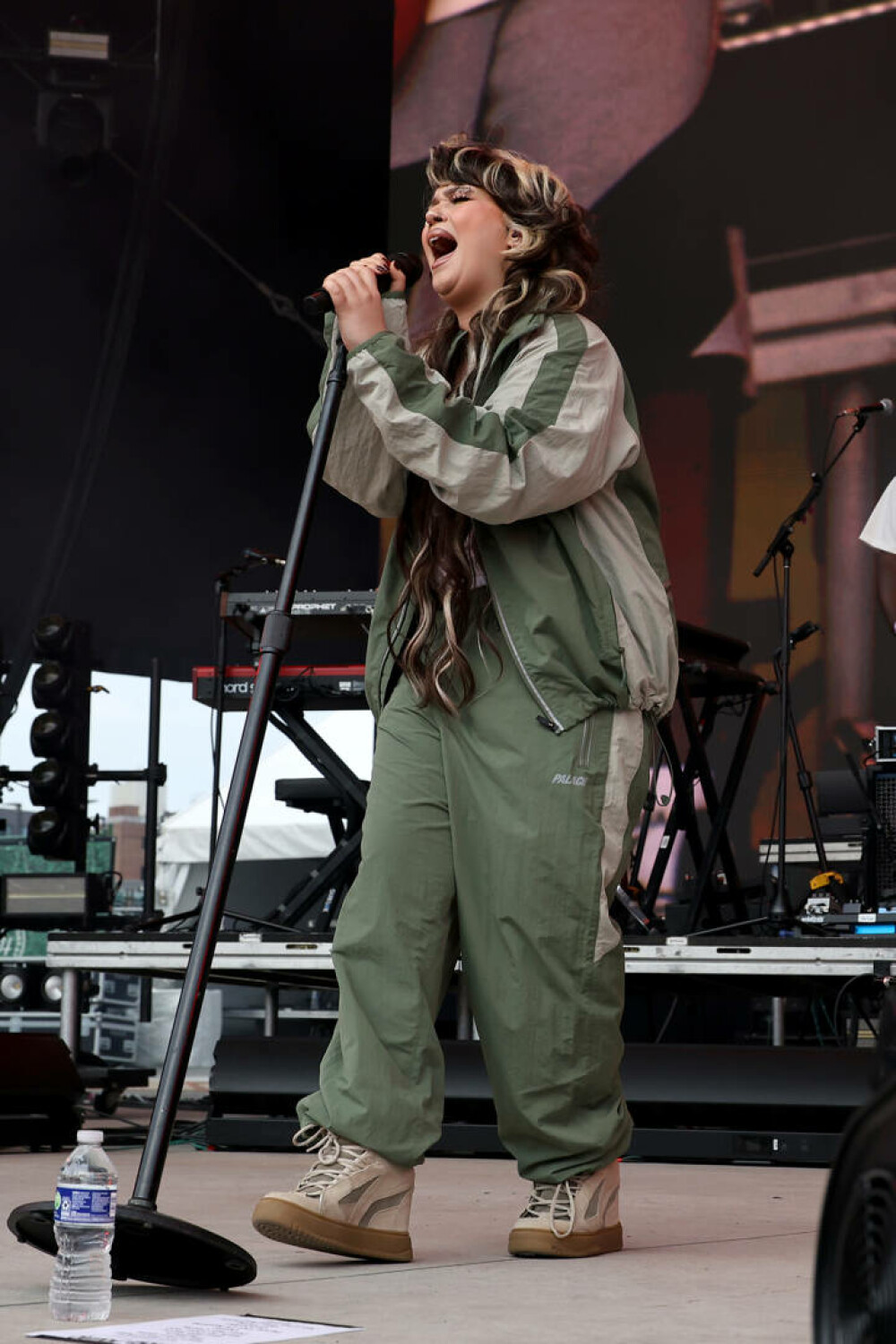 Lola Young a leșinat pe scenă la un concert din New York. Care este starea cântăreței. VIDEO - Imaginea 10