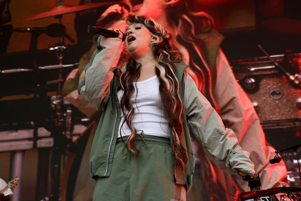 Lola Young a leșinat pe scenă la un concert din New York. Care este starea cântăreței. VIDEO - Imaginea 12