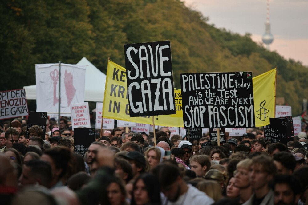 Zeci de mii de oameni au cerut la Berlin sfârşitul Războiului din Fâşia Gaza. „Hrana și apa sunt drepturi ale omului”. FOTO - Imaginea 1