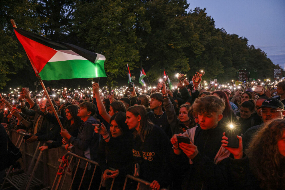 Zeci de mii de oameni au cerut la Berlin sfârşitul Războiului din Fâşia Gaza. „Hrana și apa sunt drepturi ale omului”. FOTO - Imaginea 4