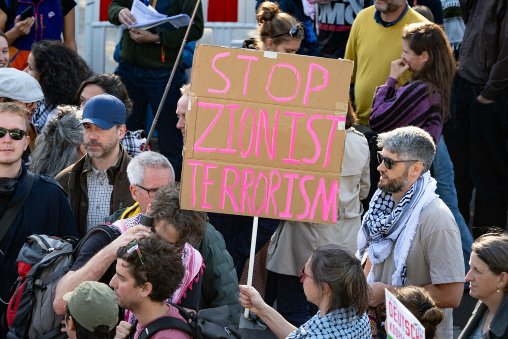 Zeci de mii de oameni au cerut la Berlin sfârşitul Războiului din Fâşia Gaza. „Hrana și apa sunt drepturi ale omului”. FOTO - Imaginea 5