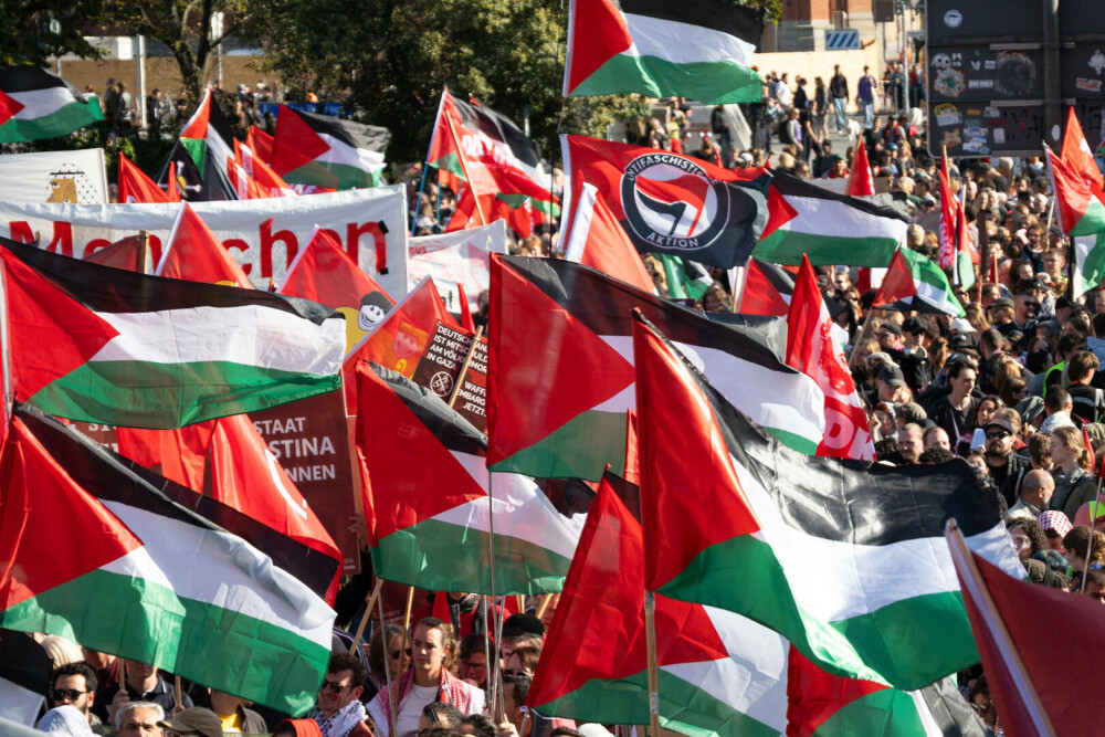 Zeci de mii de oameni au cerut la Berlin sfârşitul Războiului din Fâşia Gaza. „Hrana și apa sunt drepturi ale omului”. FOTO - Imaginea 6