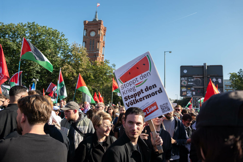 Zeci de mii de oameni au cerut la Berlin sfârşitul Războiului din Fâşia Gaza. „Hrana și apa sunt drepturi ale omului”. FOTO - Imaginea 7