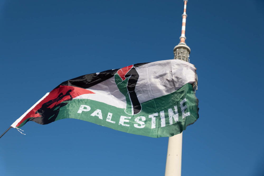 Zeci de mii de oameni au cerut la Berlin sfârşitul Războiului din Fâşia Gaza. „Hrana și apa sunt drepturi ale omului”. FOTO - Imaginea 8