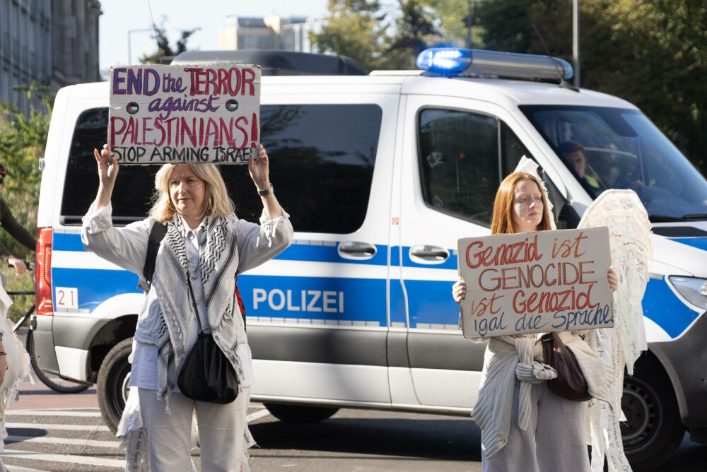 Zeci de mii de oameni au cerut la Berlin sfârşitul Războiului din Fâşia Gaza. „Hrana și apa sunt drepturi ale omului”. FOTO - Imaginea 9