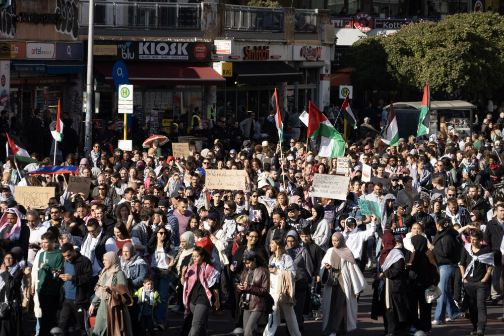 Zeci de mii de oameni au cerut la Berlin sfârşitul Războiului din Fâşia Gaza. „Hrana și apa sunt drepturi ale omului”. FOTO - Imaginea 11